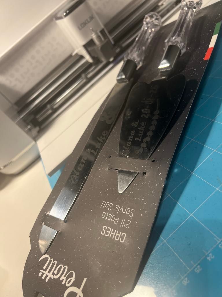 Gepersonaliseerde bruidstaart snijset met namen