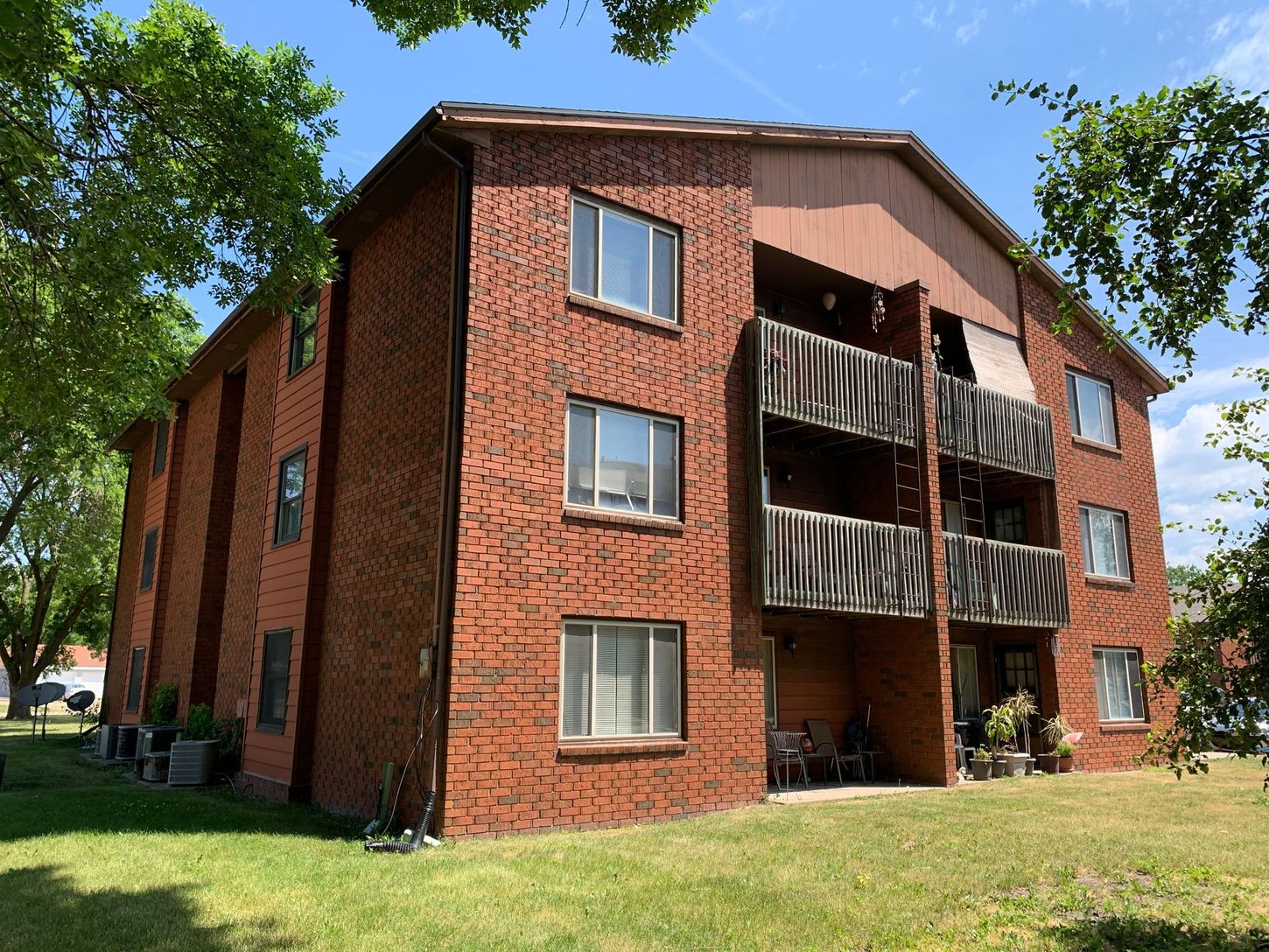 a large brick apartment building with a lot of windows and balconies