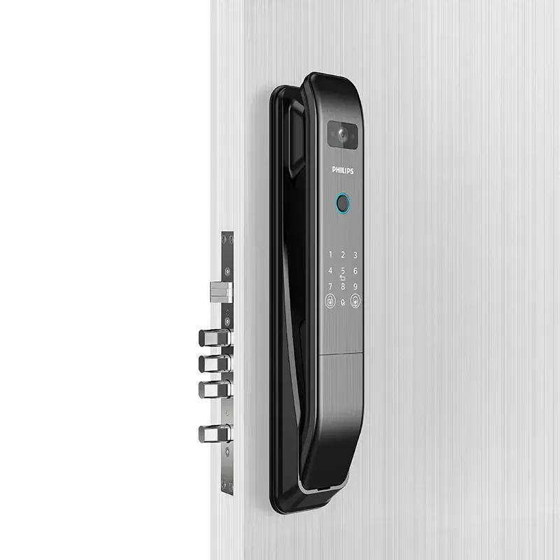 Cerradura inteligente moderna de color negro y plata montada en una puerta blanca con pestillos extendidos.