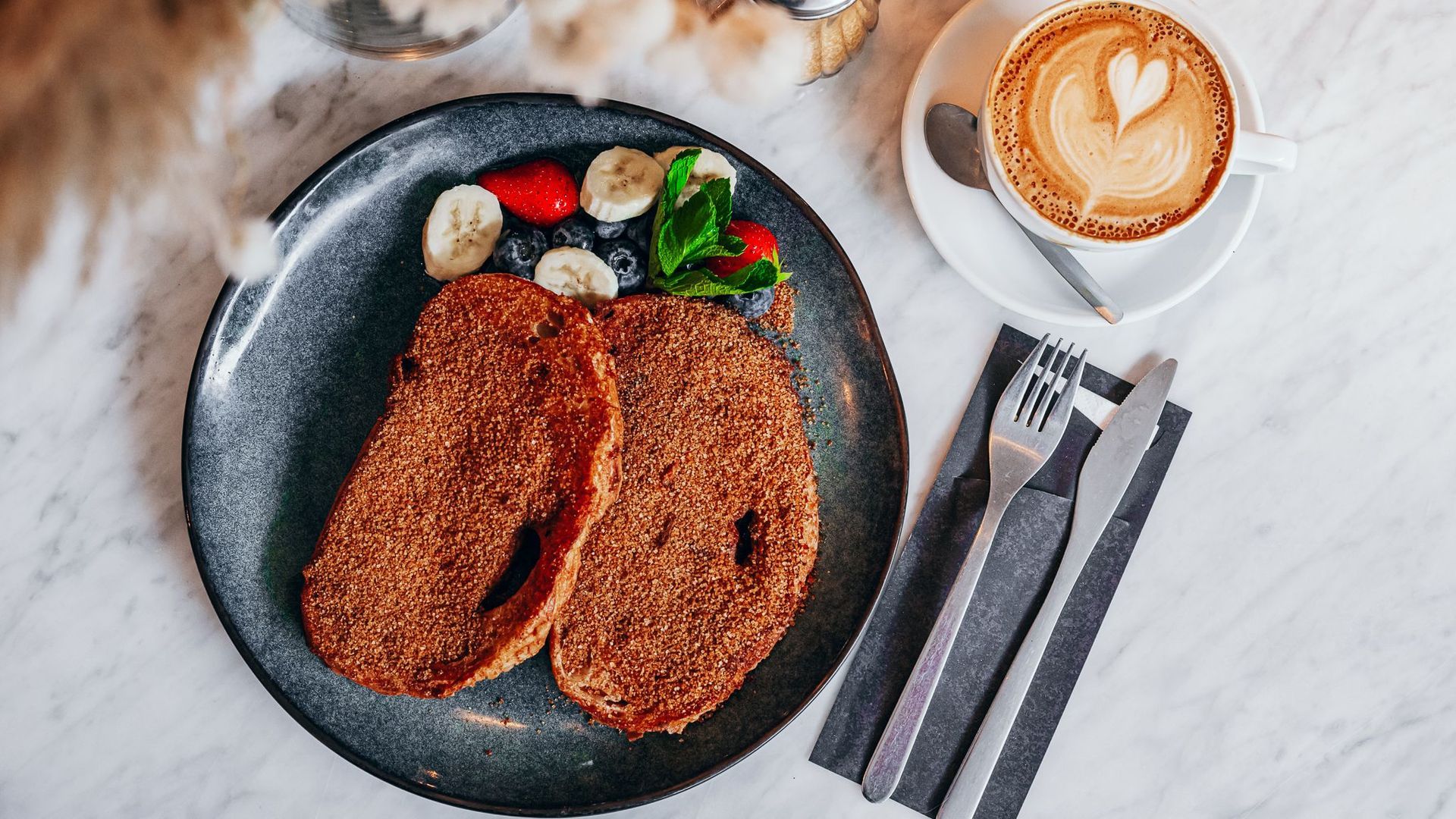 French toast met fruit en cappuccino bij Petit Lou Amsterdam