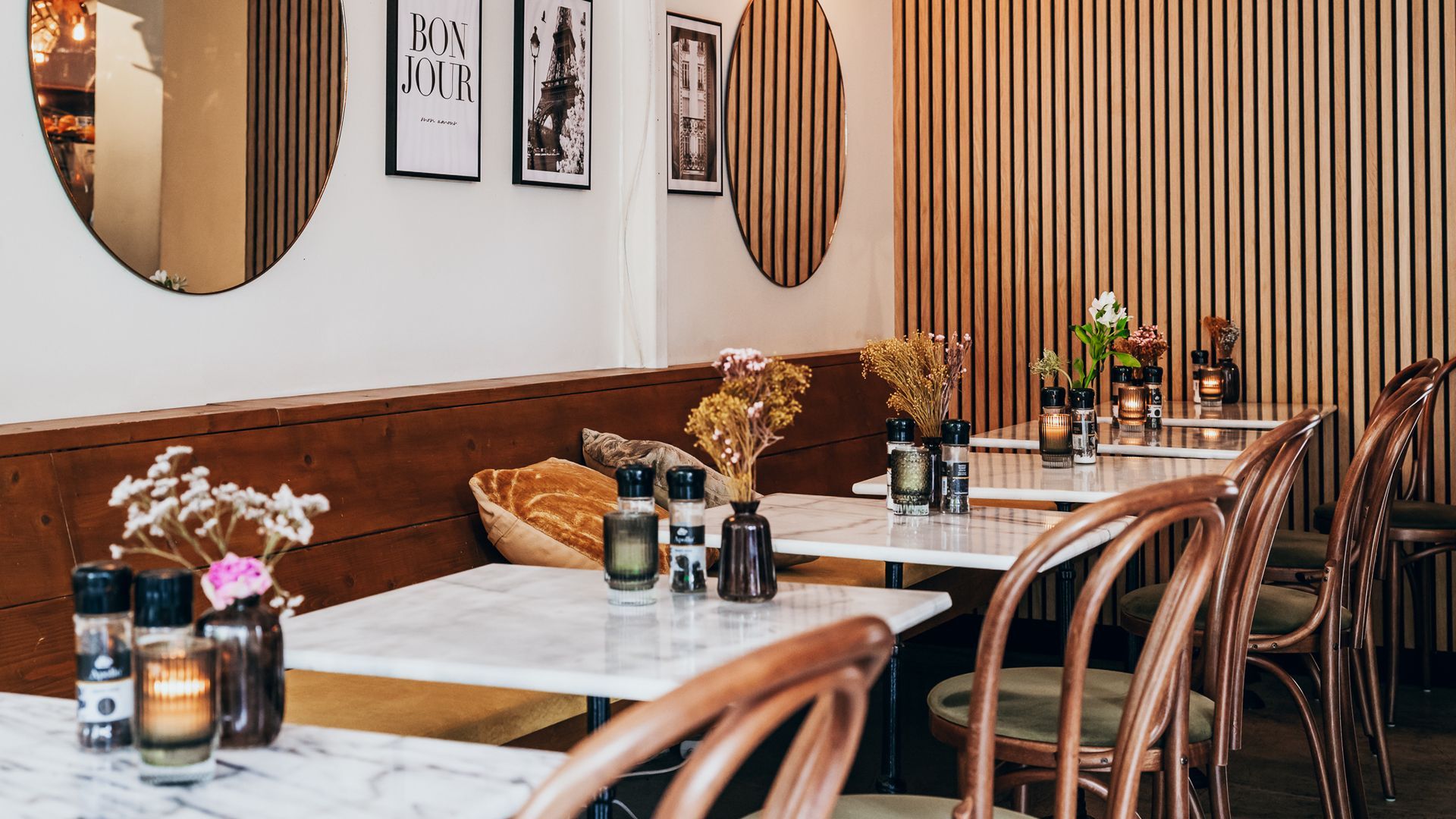 Gezellig interieur van Petit Lou restaurant in Amsterdam Centrum