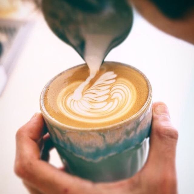 Verse cappuccino met latte art bij Petit Lou in Amsterdam Centrum