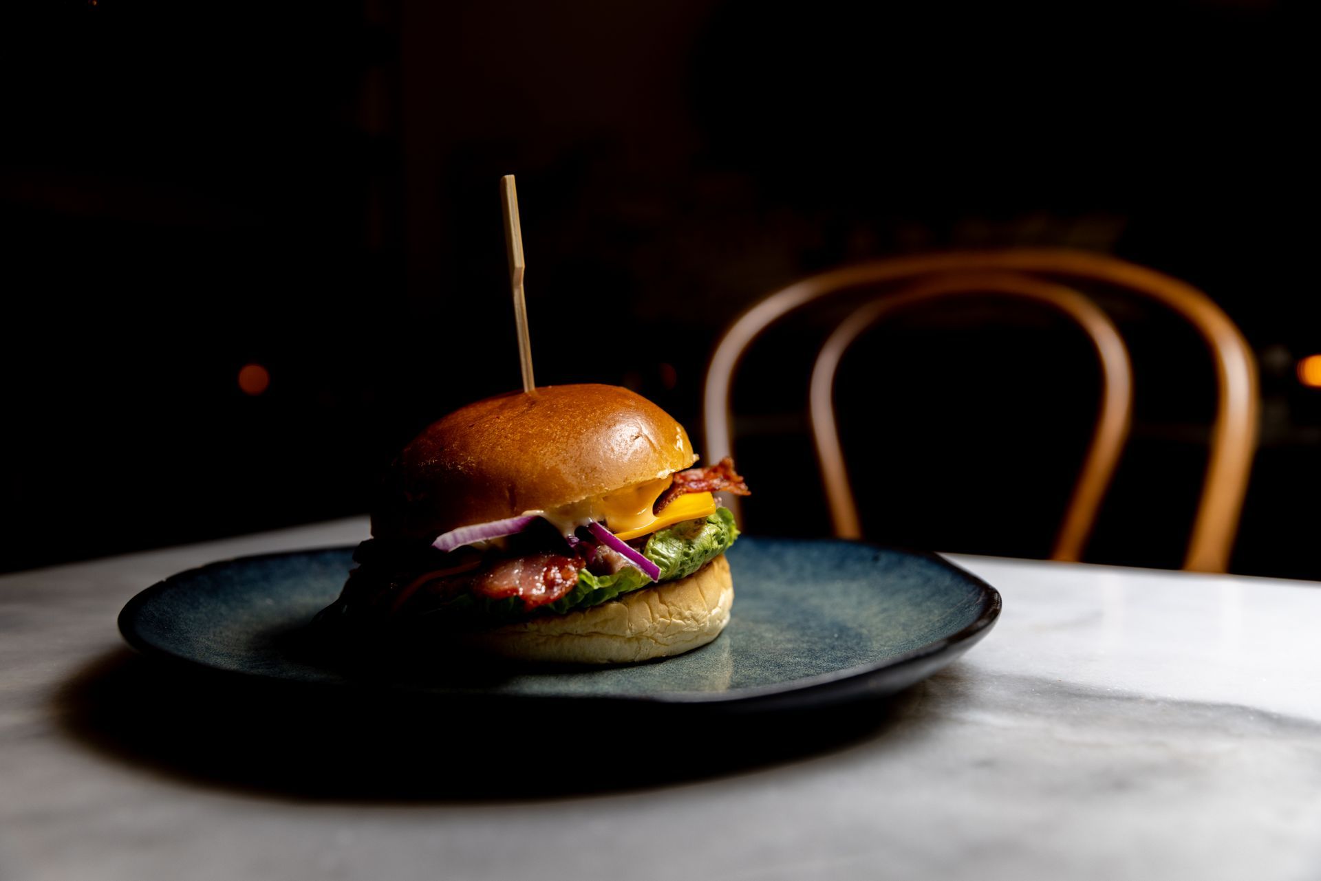 Hamburger voor lunch en diner bij Petit Lou in Amsterdam Centru