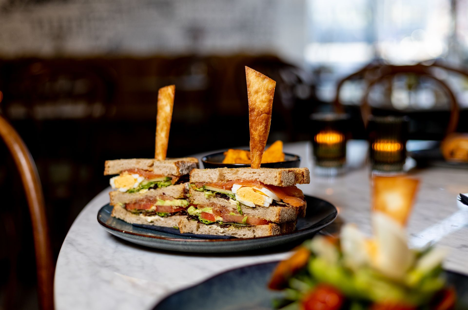Clubsandwich voor lunch bij Petit Lou restaurant Amsterdam Centrum