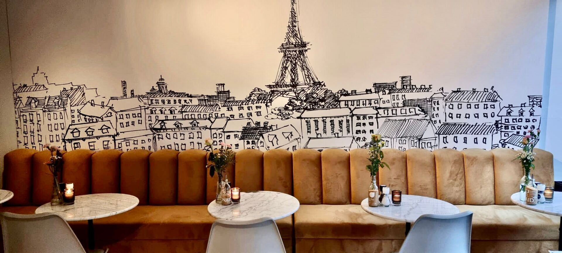 Interieur van Petit Lou, Franse brasserie in Amsterdam Centrum