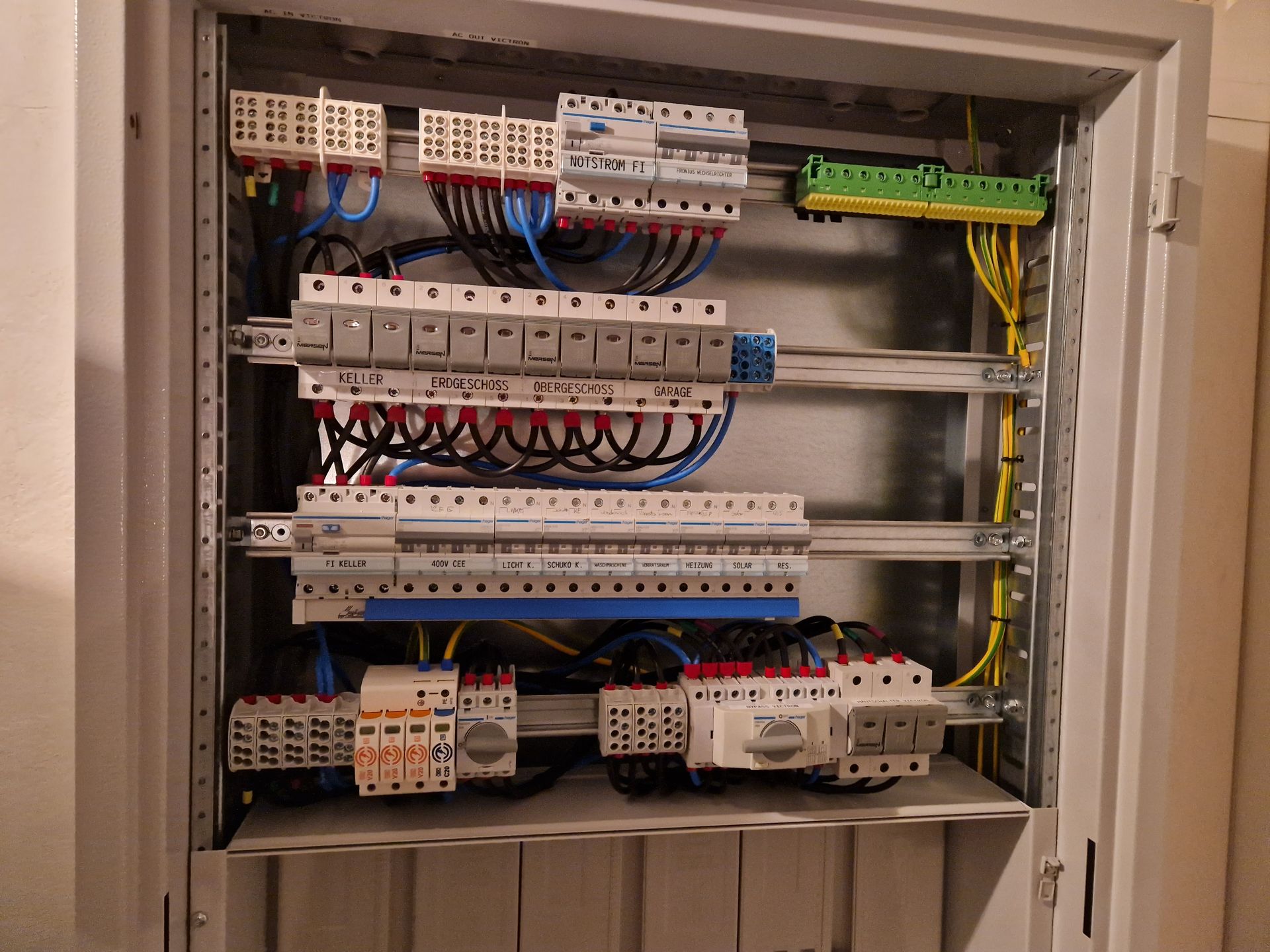 ein Schaltschrank mit vielen elektrischen Geräten