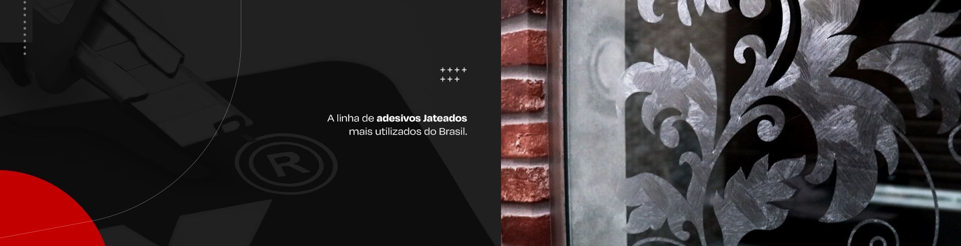 Uma imagem escura em tela dividida, apresentando um discreto logotipo 