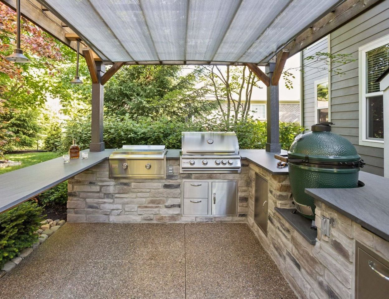 outdoor kitchen