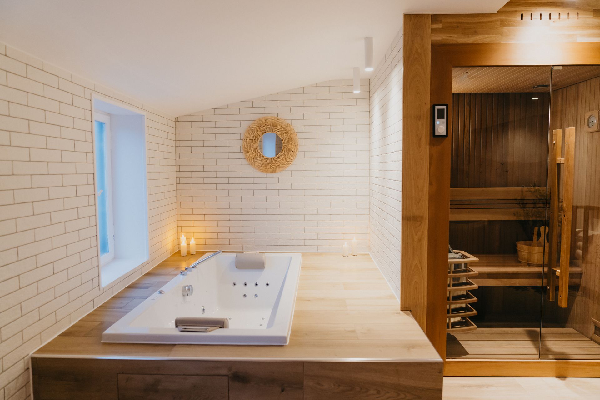 Une salle de bain avec baignoire jacuzzi et sauna.