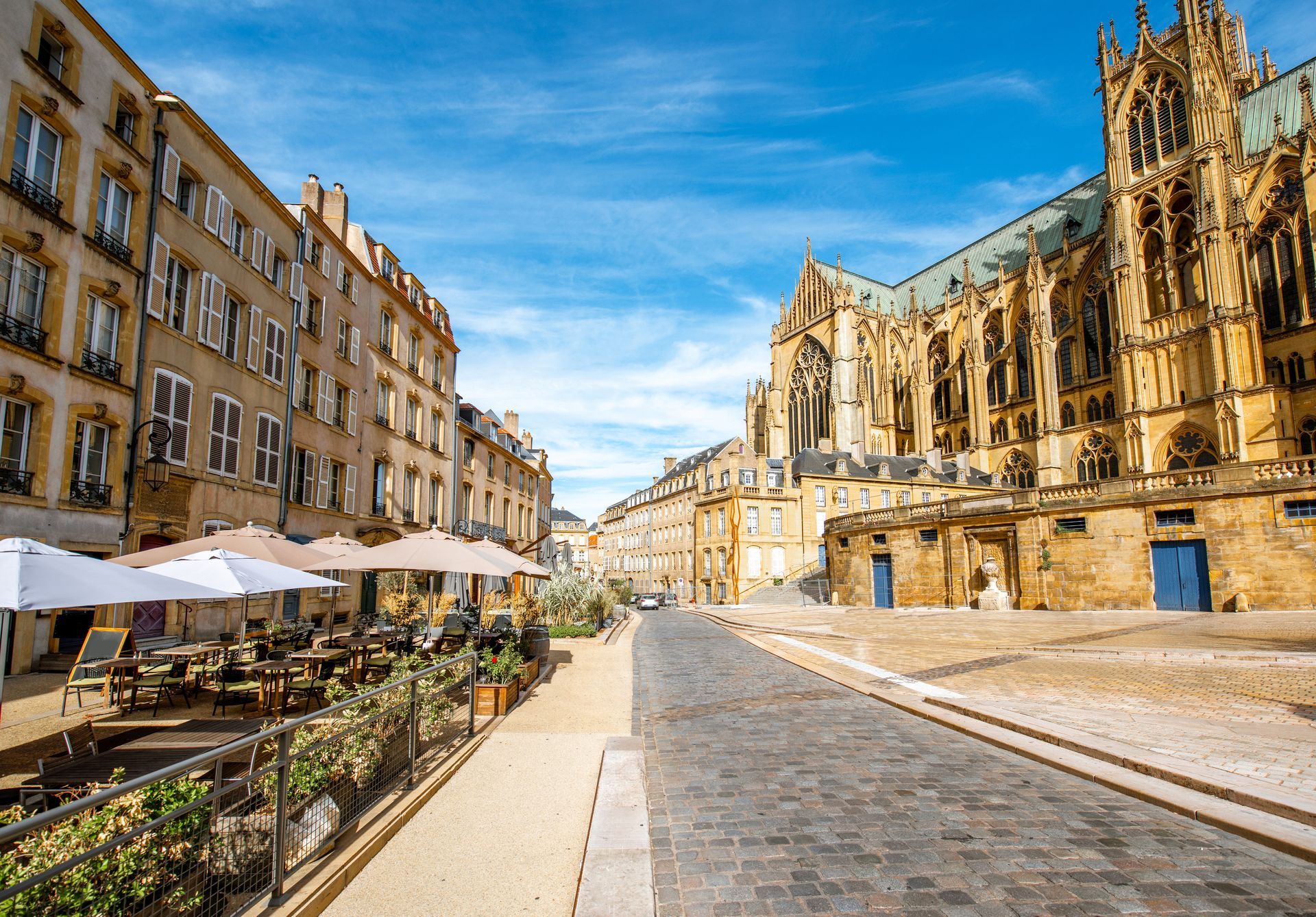 Une rue de ville avec un grand bâtiment en arrière-plan.