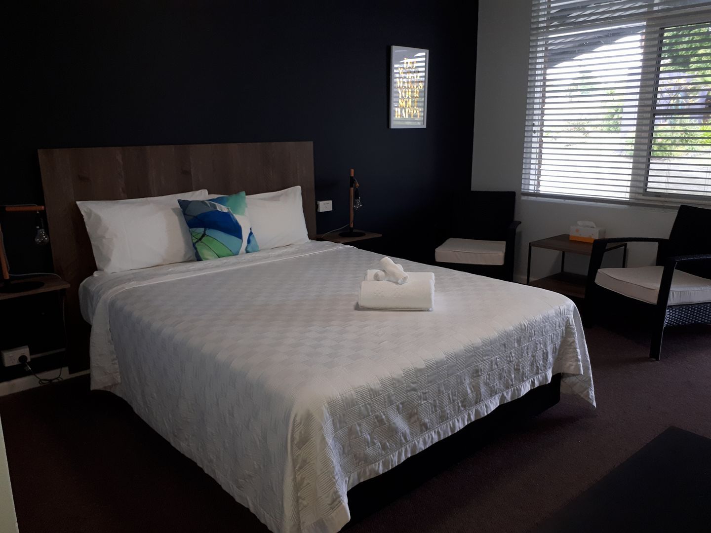 room+with+white+bed