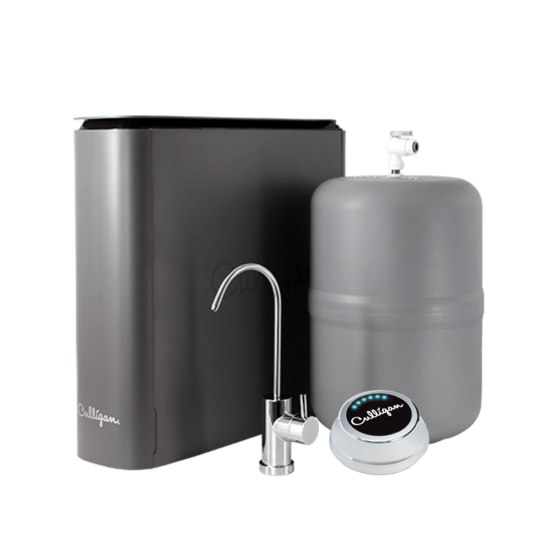 Un filtro de agua con un grifo y un tanque sobre un fondo blanco.