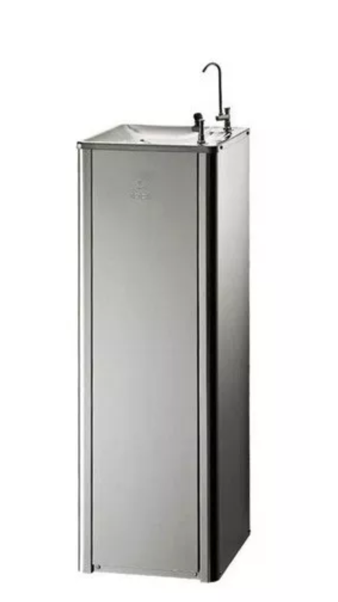 Una fuente de agua de acero inoxidable con un grifo sobre un fondo blanco.