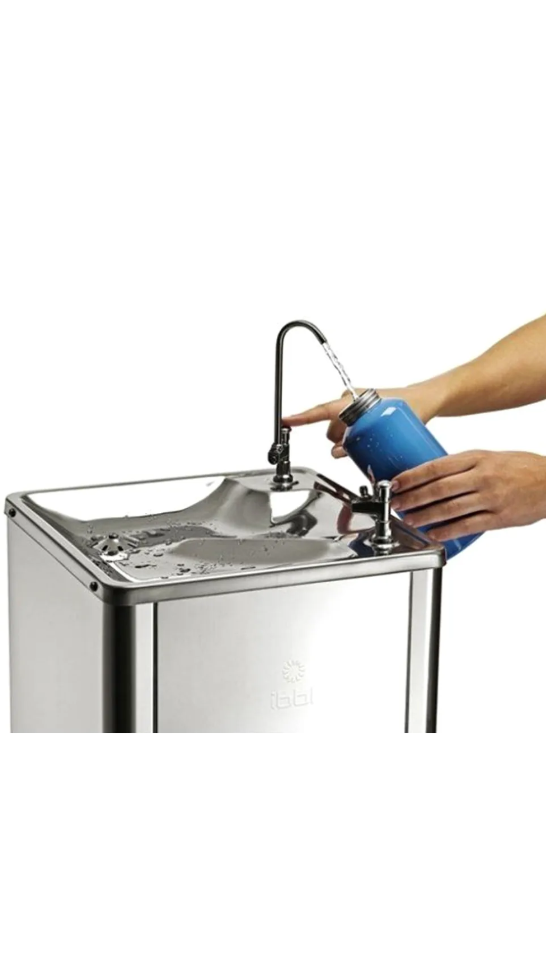 Una persona está vertiendo agua en una fuente de agua de acero inoxidable.