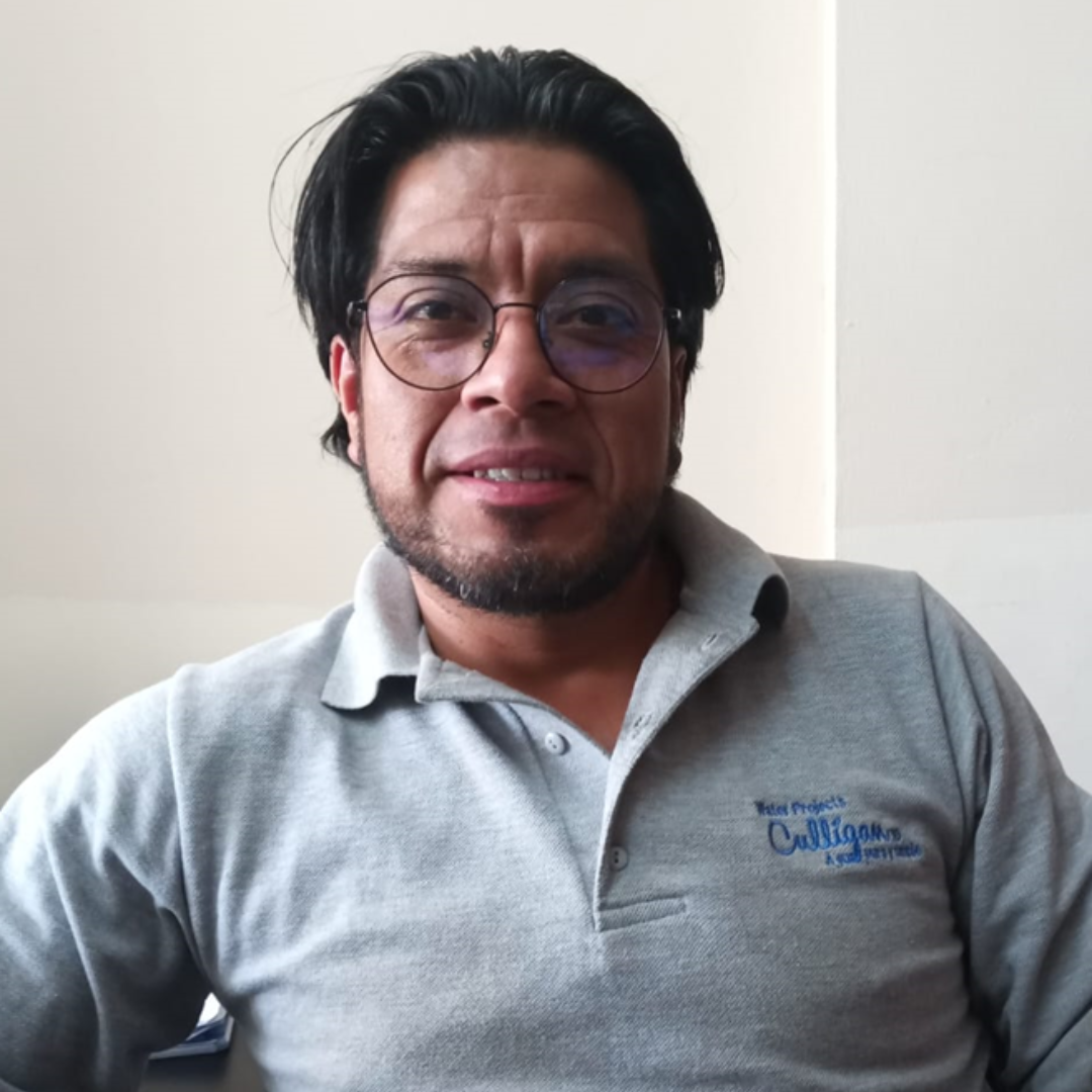 Un hombre con gafas y una camiseta gris que dice California.