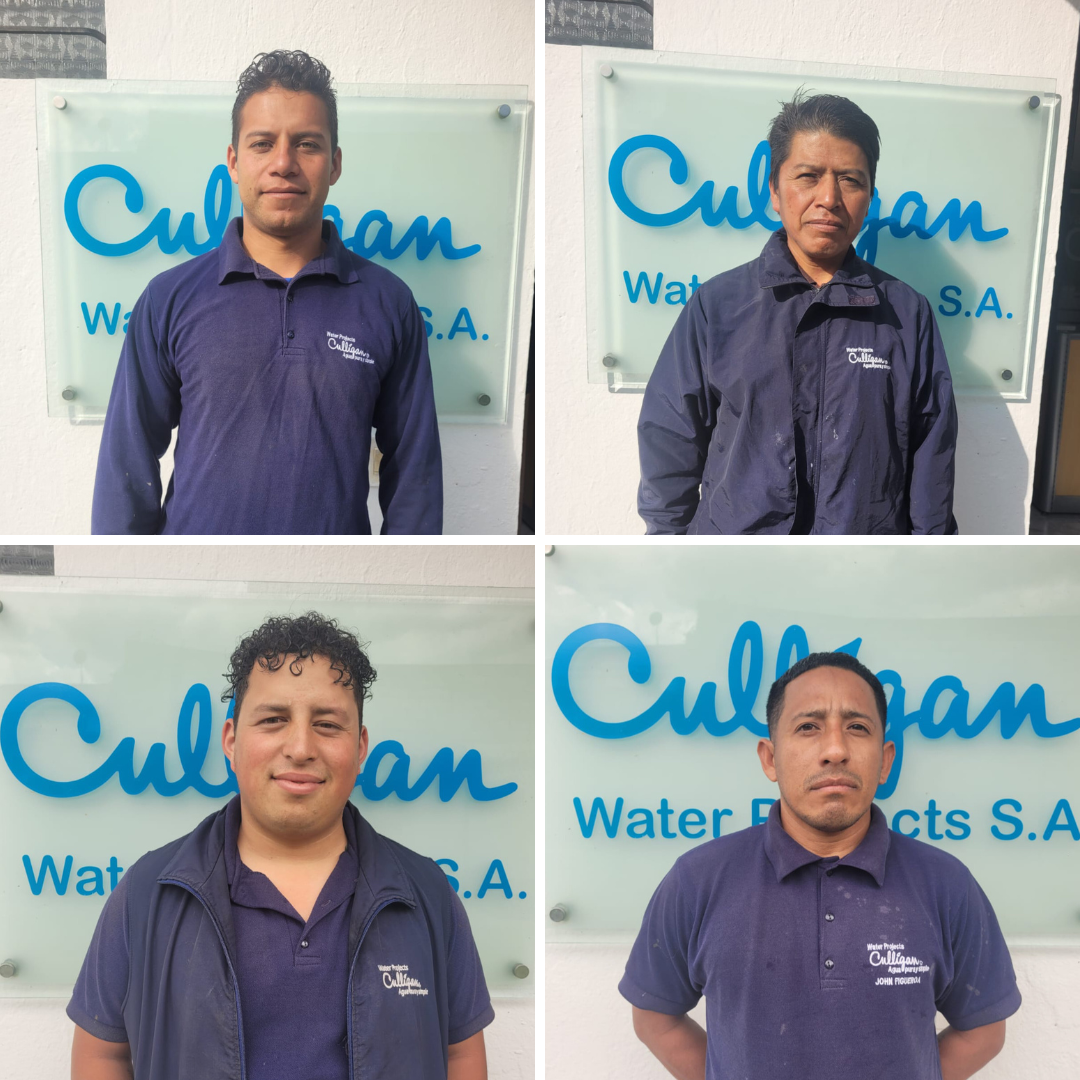 Cuatro hombres están parados frente a un cartel que dice Culligan Water Products SA