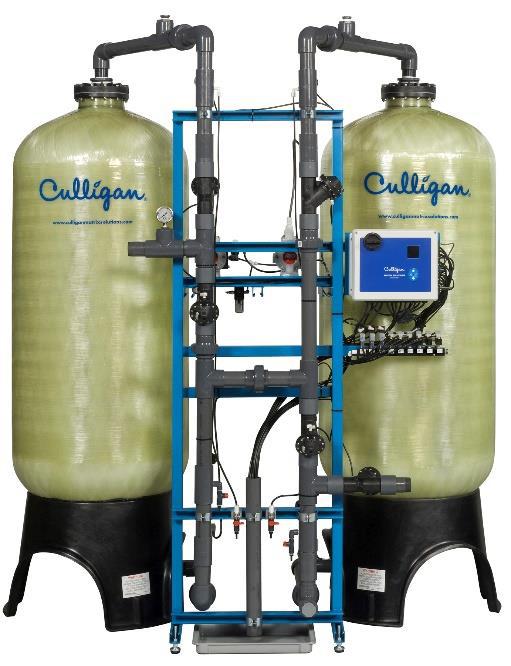 Dos tanques Culligan están apilados uno encima del otro.