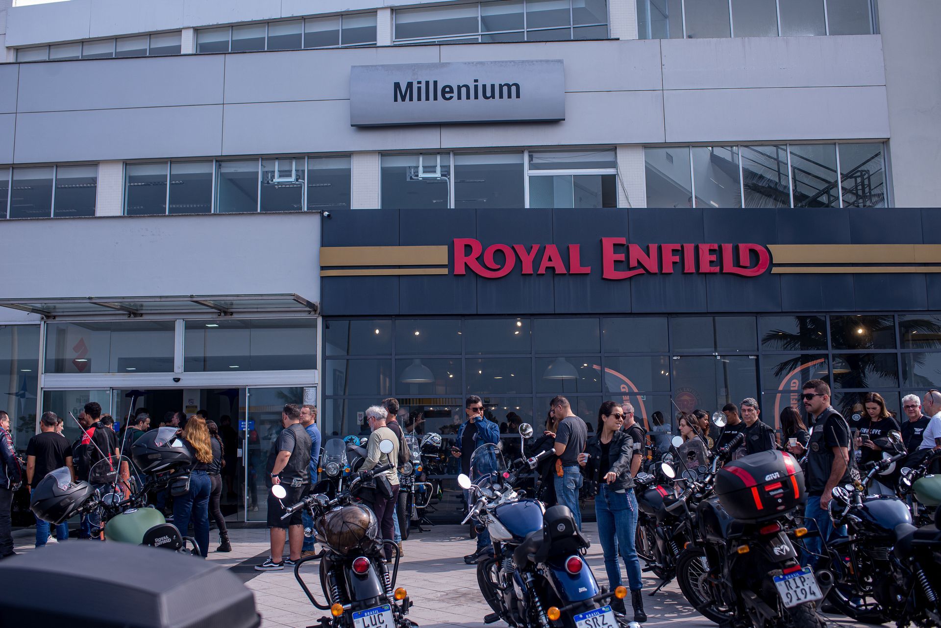 Uma multidão de motociclistas se reuniu em frente a uma concessionária da Royal Enfield no shopping Millennium.