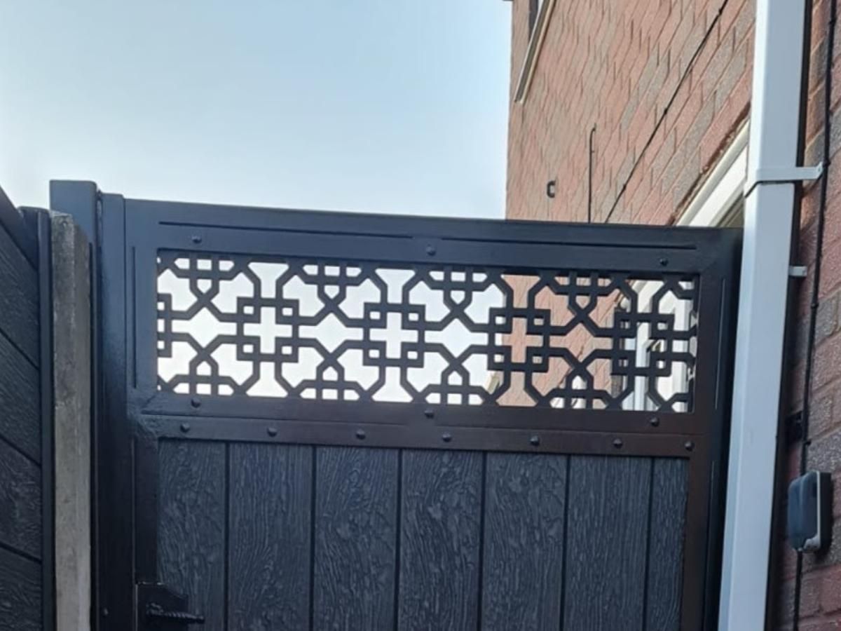 Composite Gates UK composite gate with decorative composite screen trellis top