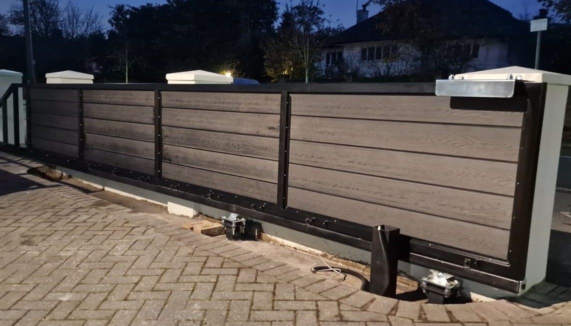 The electric sliding gate finishing touches
