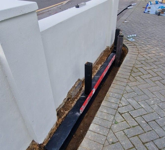 Supports in place for the electric gate