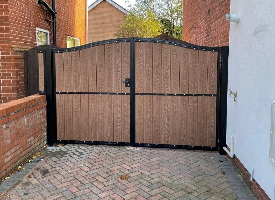 Arched composite driveway gates in Glasgow