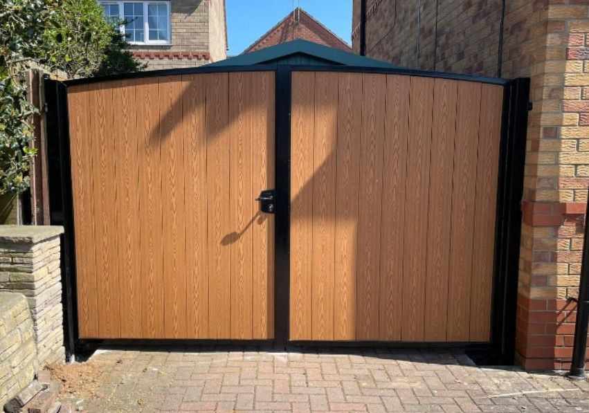 Arched composite driveway gates in Glasgow 