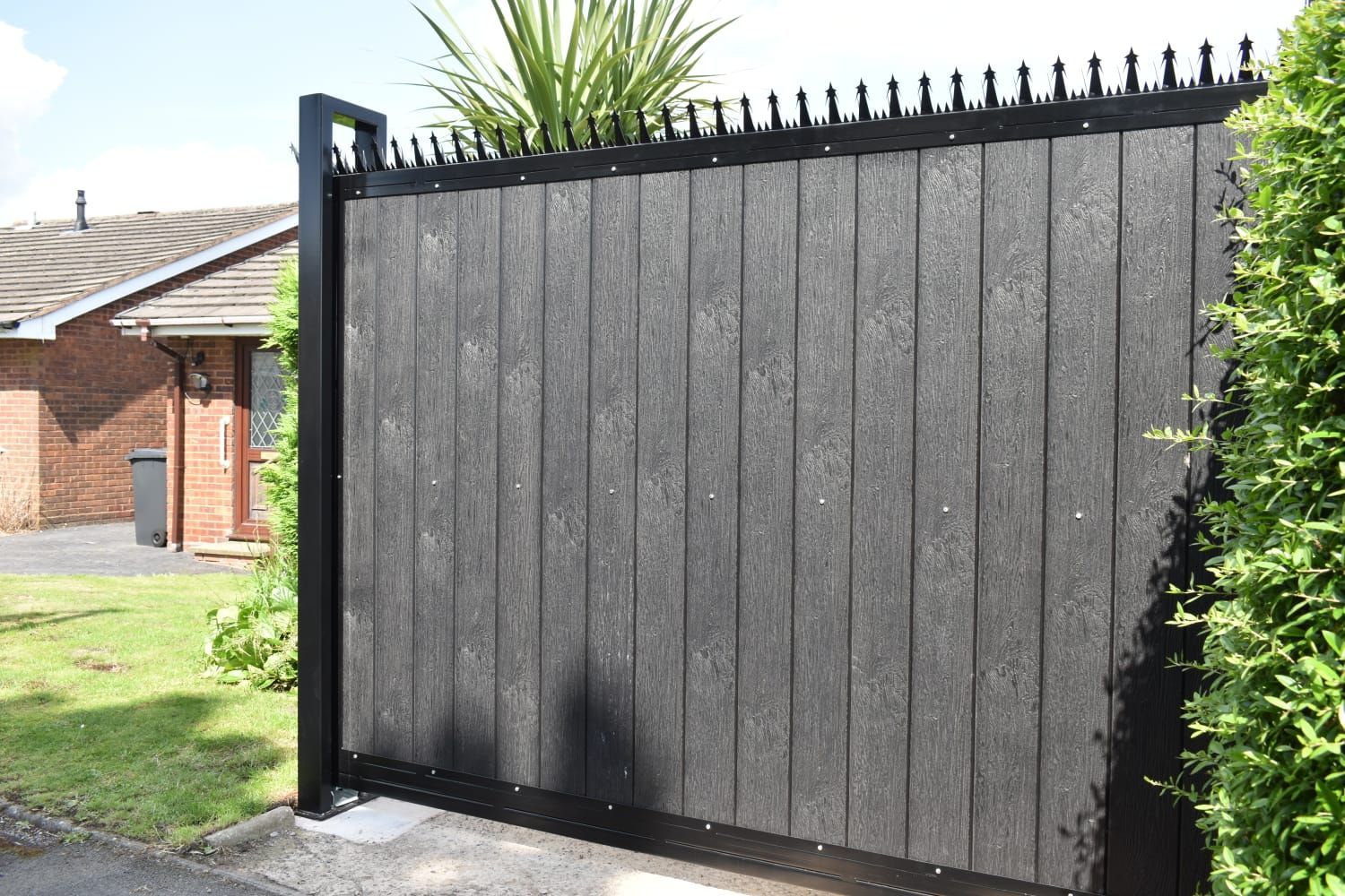 manual composite gates with security topping