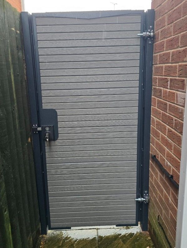 Light grey composite side gate
