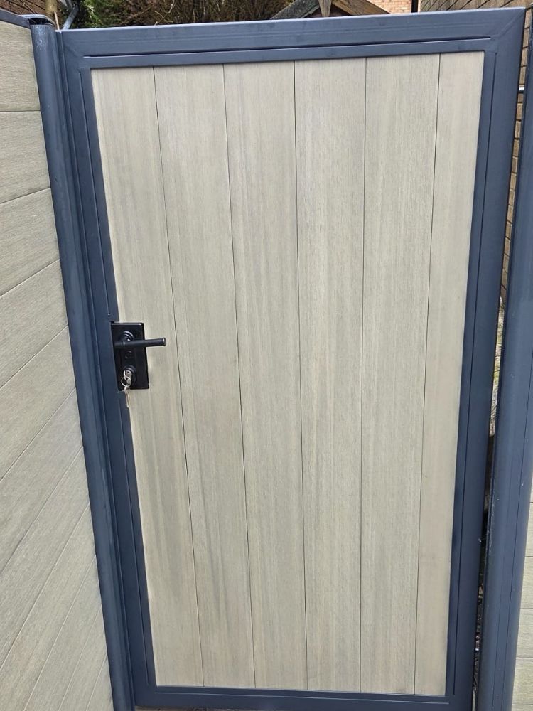 Light ash composite side gate with an anthracite frame