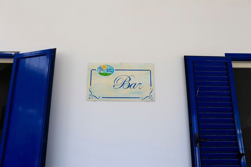 Parete bianca con insegna