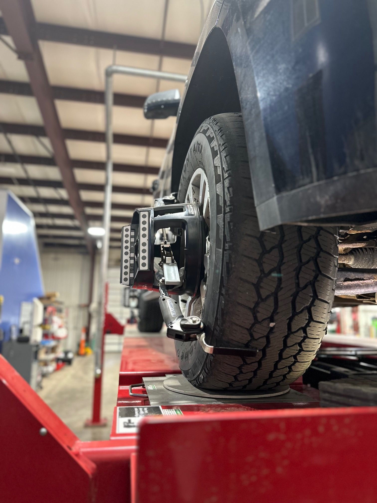 Alignment Machine Apparatus on SUV Tire