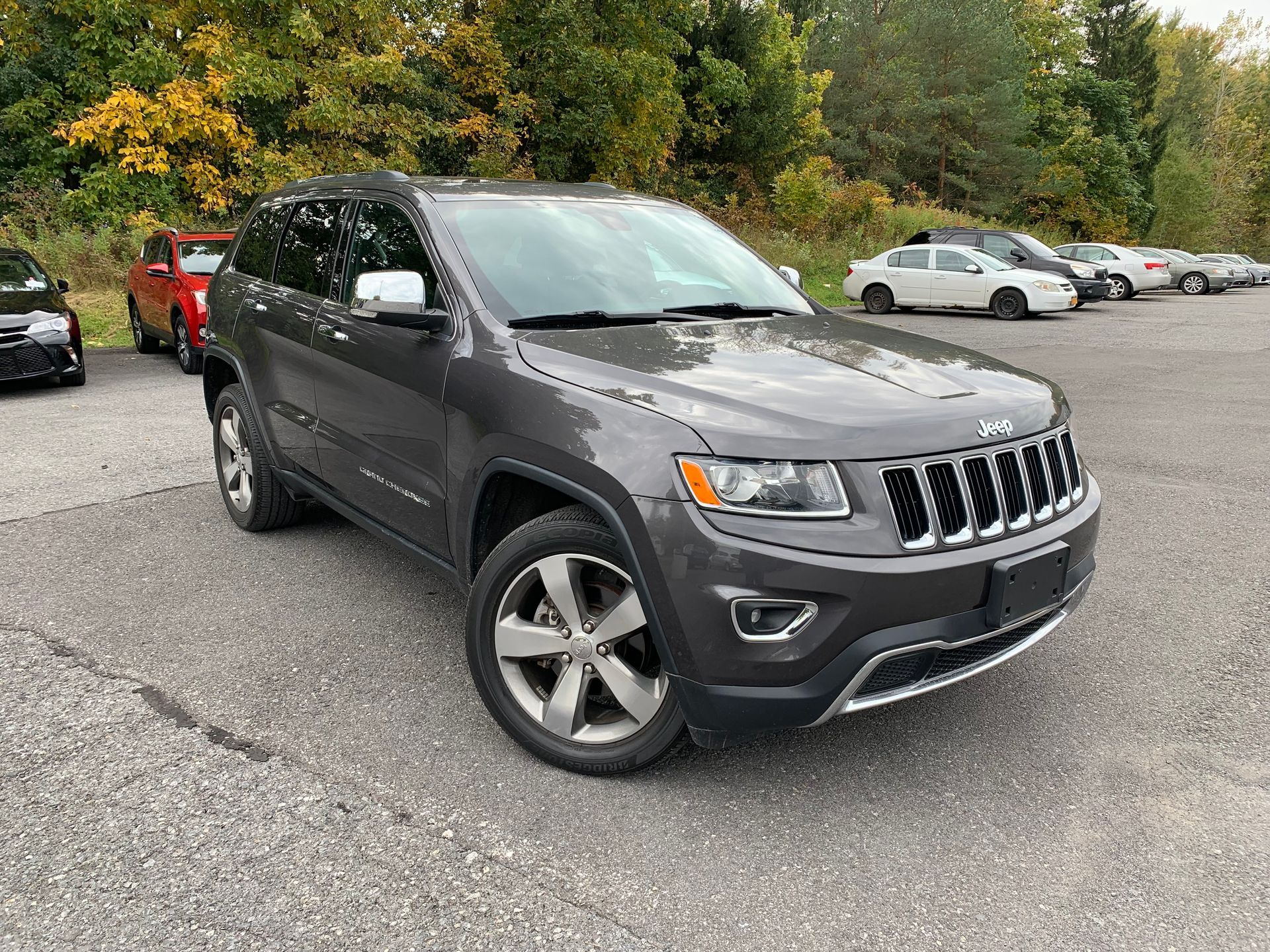 A gray jeep grand cherokee is parked in a parking lot. | Lou's Car Care Center, Inc.