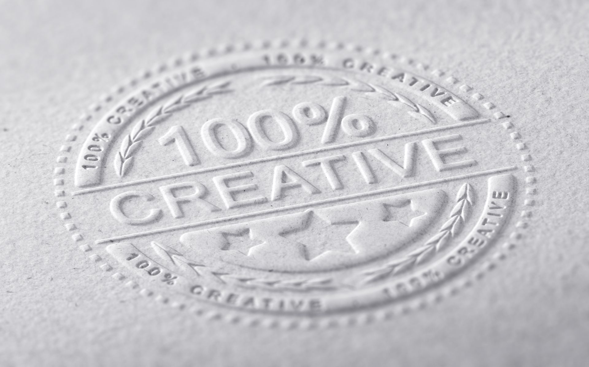 100% Creative eingeprägt auf einem Papier