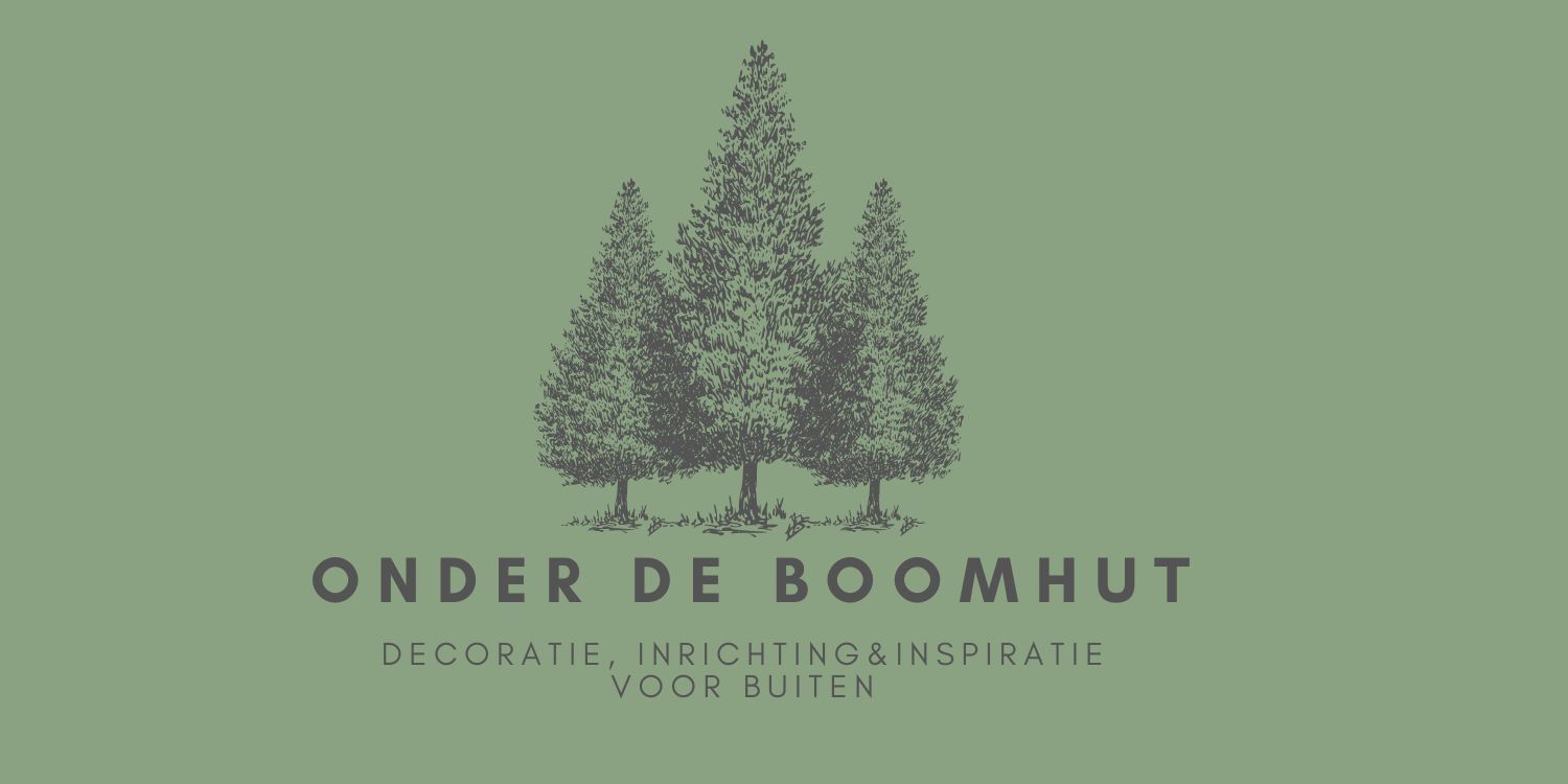Een logo voor onder de boomhut met drie bomen op een groene achtergrond