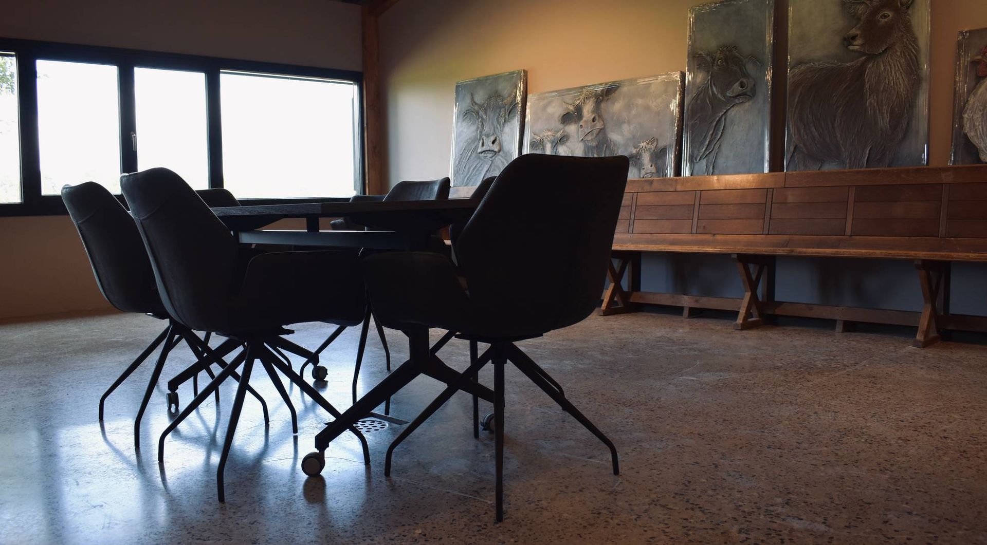 Een kamer met een tafel, stoelen en een bank.