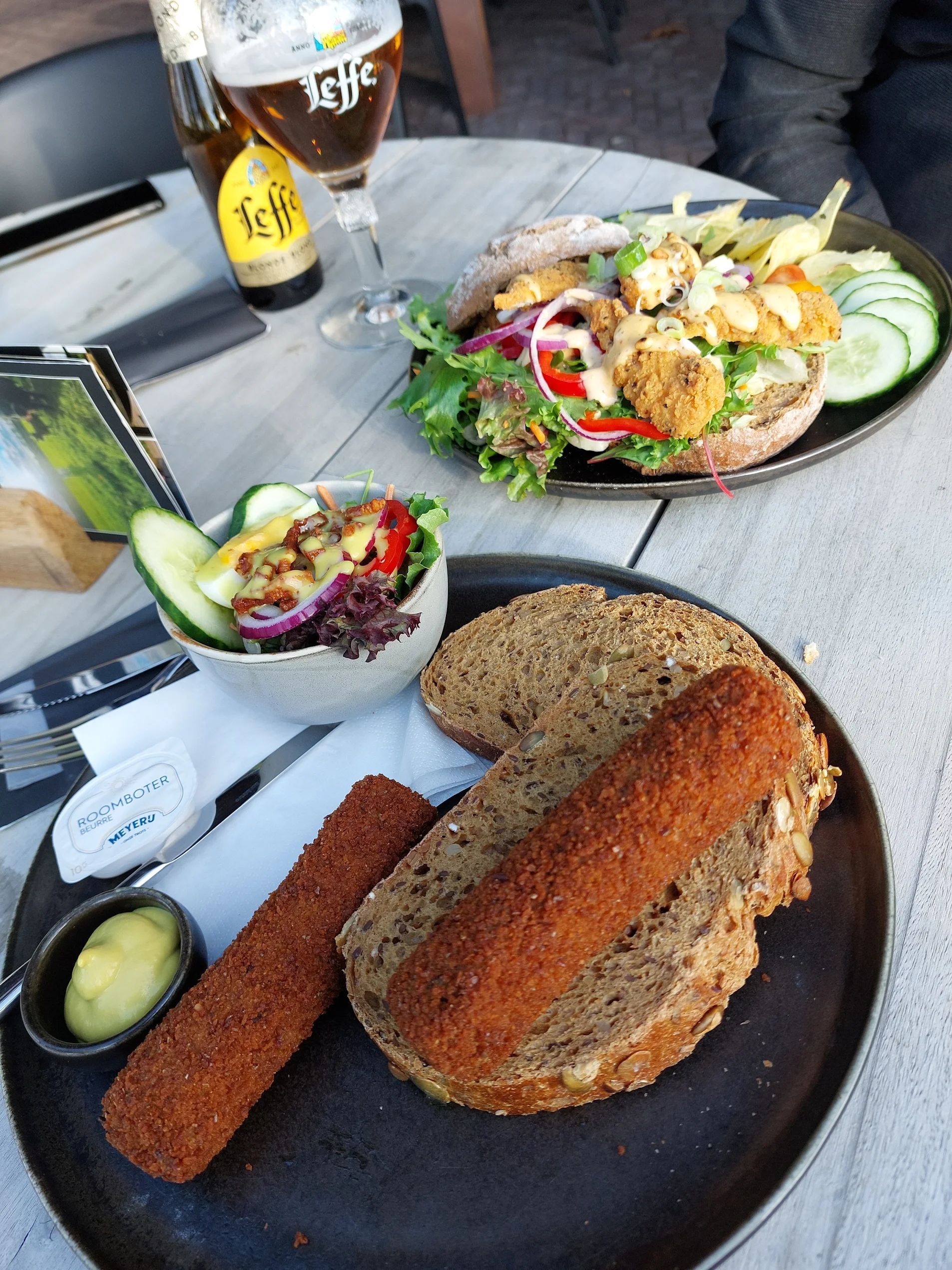 Bordje eten met kroketten, brood, salade en een biertje.