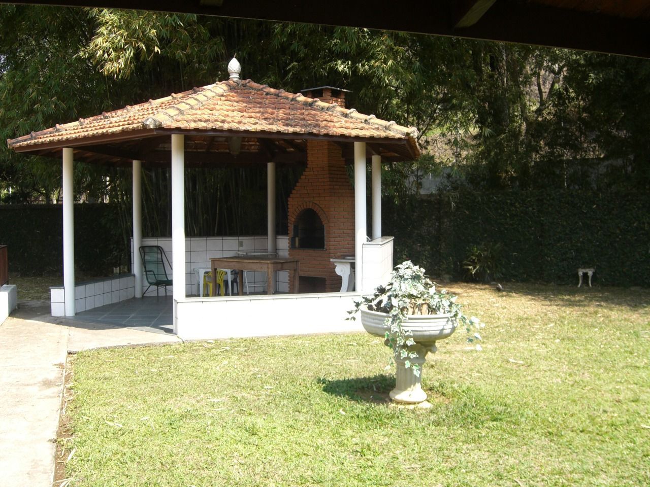 Um mirante com lareira no quintal