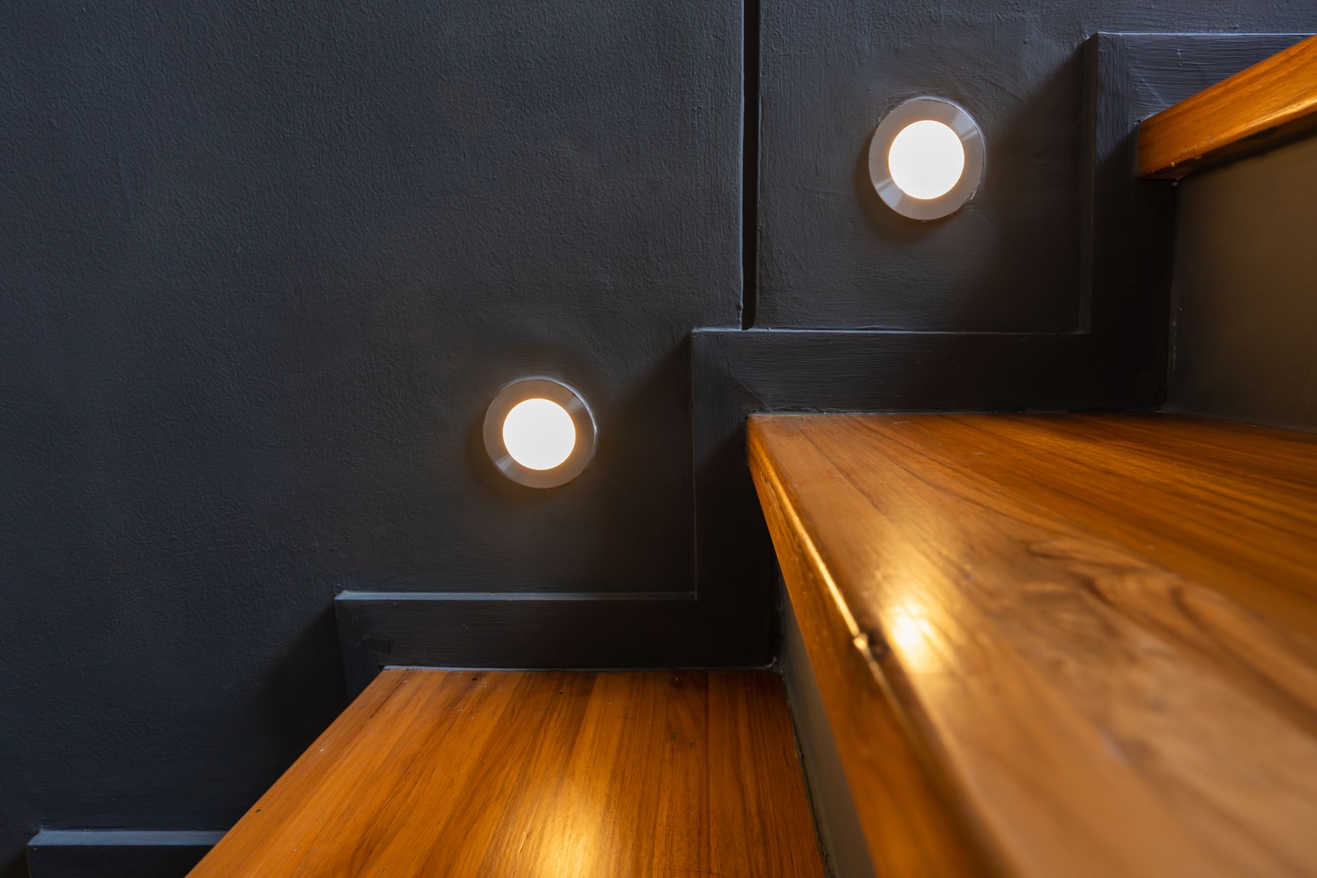 Un gros plan d'un escalier en bois avec des lumières sur les marches.