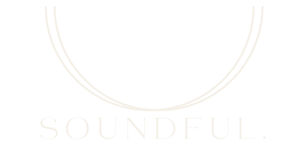 Logo met witte lijnen boven ‘SOUNDFUL.’ – symbool voor trilling en harmonie.
