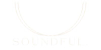 Logo met witte lijnen boven ‘SOUNDFUL.’ – symbool voor trilling en harmonie.