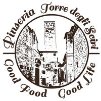 Logo circolare in bianco e nero con una torre e uno scenario urbano, recante le scritte “Pinseria Torre degli Scai” e “Good Food Good Site”.