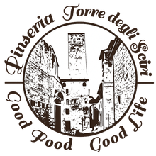 Logo circolare color seppia con scena di un villaggio in pietra e testo “Pizzeria Torre degli Scifi” e “Good food Good site”