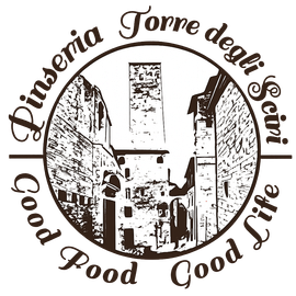 Logo circolare in bianco e nero con una torre e uno scenario urbano, recante le scritte “Pinseria Torre degli Scai” e “Good Food Good Site”.