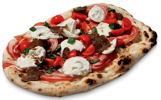 Pizza ovale condita con pomodori, funghi, peperoni, basilico e formaggio fuso su sfondo bianco.