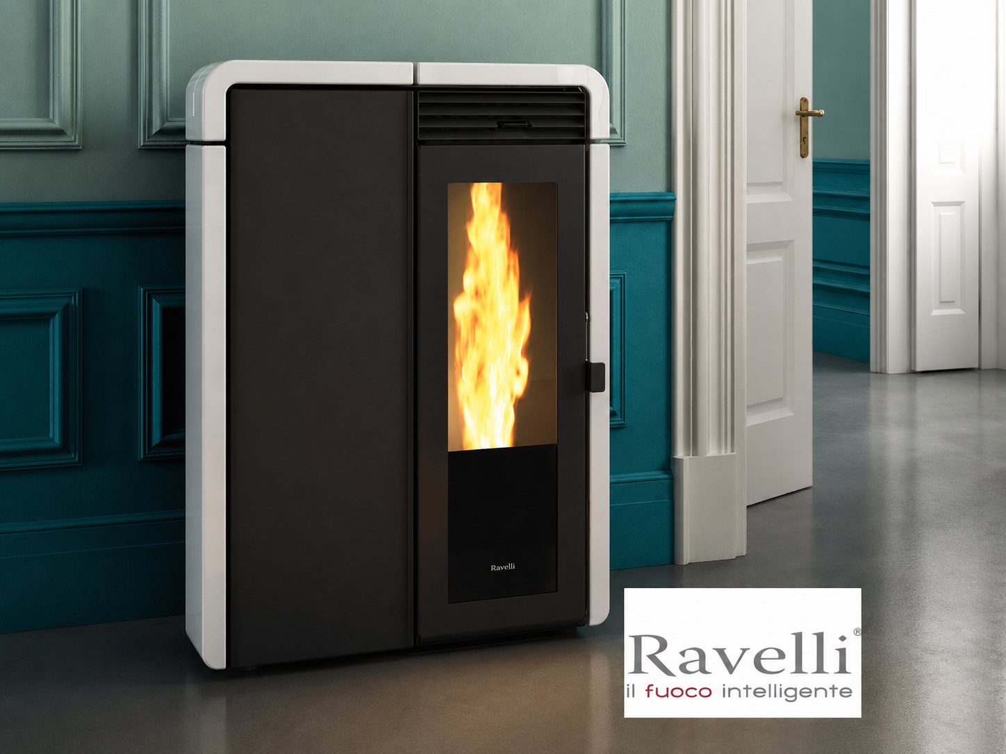 Poêle à granulés noir moderne avec flamme visible dans une pièce élégante, logo Ravelli en bas à droite