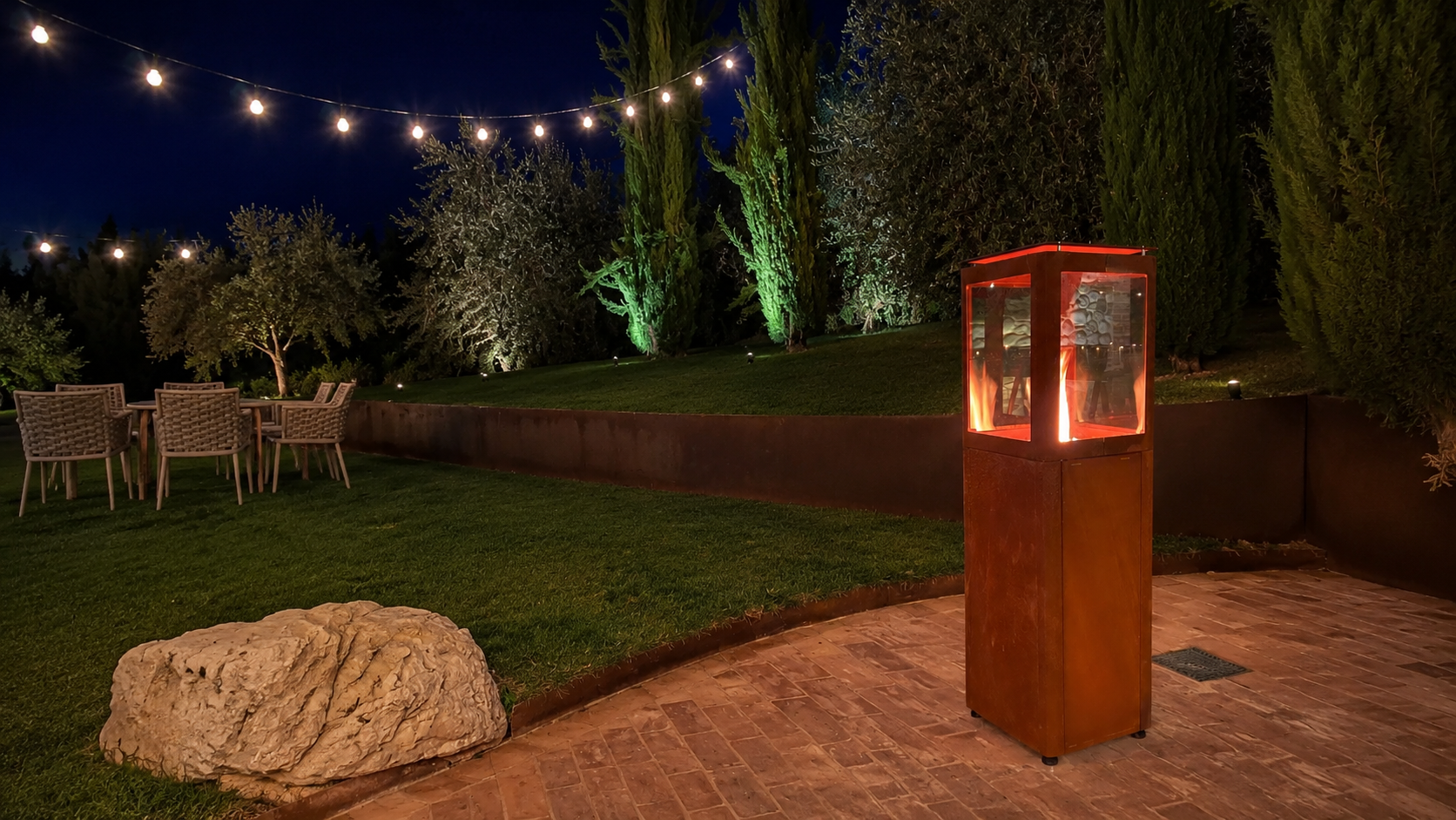 Terrasse de jardin extérieure la nuit, avec guirlandes lumineuses, tables et un chauffage rouge allumé à côté d'un chemin de pierres.
