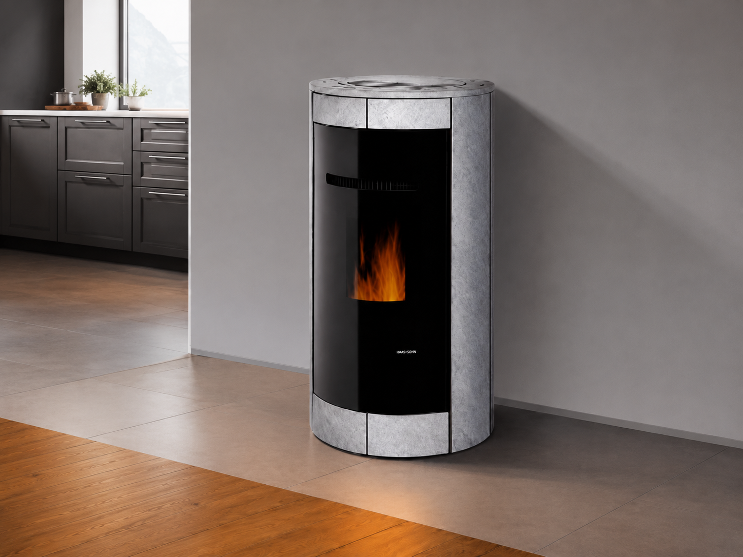 Poêle à granulés moderne argenté et noir chauffant une pièce avec une flamme visible
