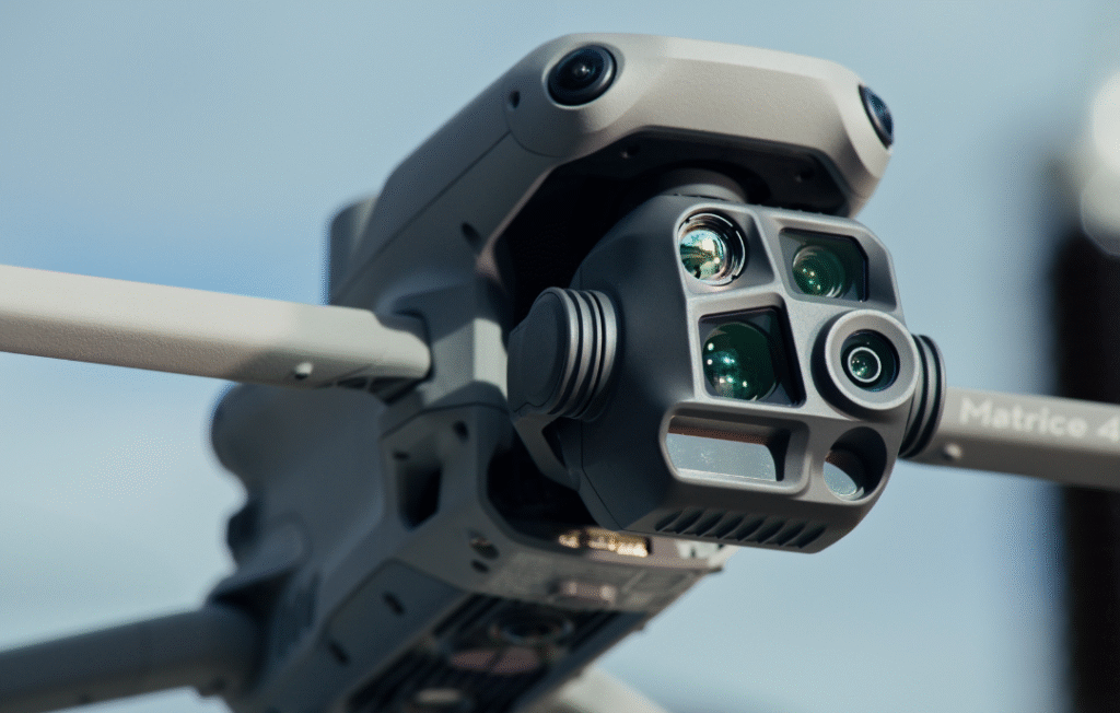 Gros plan d'un drone équipé d'une nacelle stabilisée et de quatre objectifs sur fond de ciel bleu.
