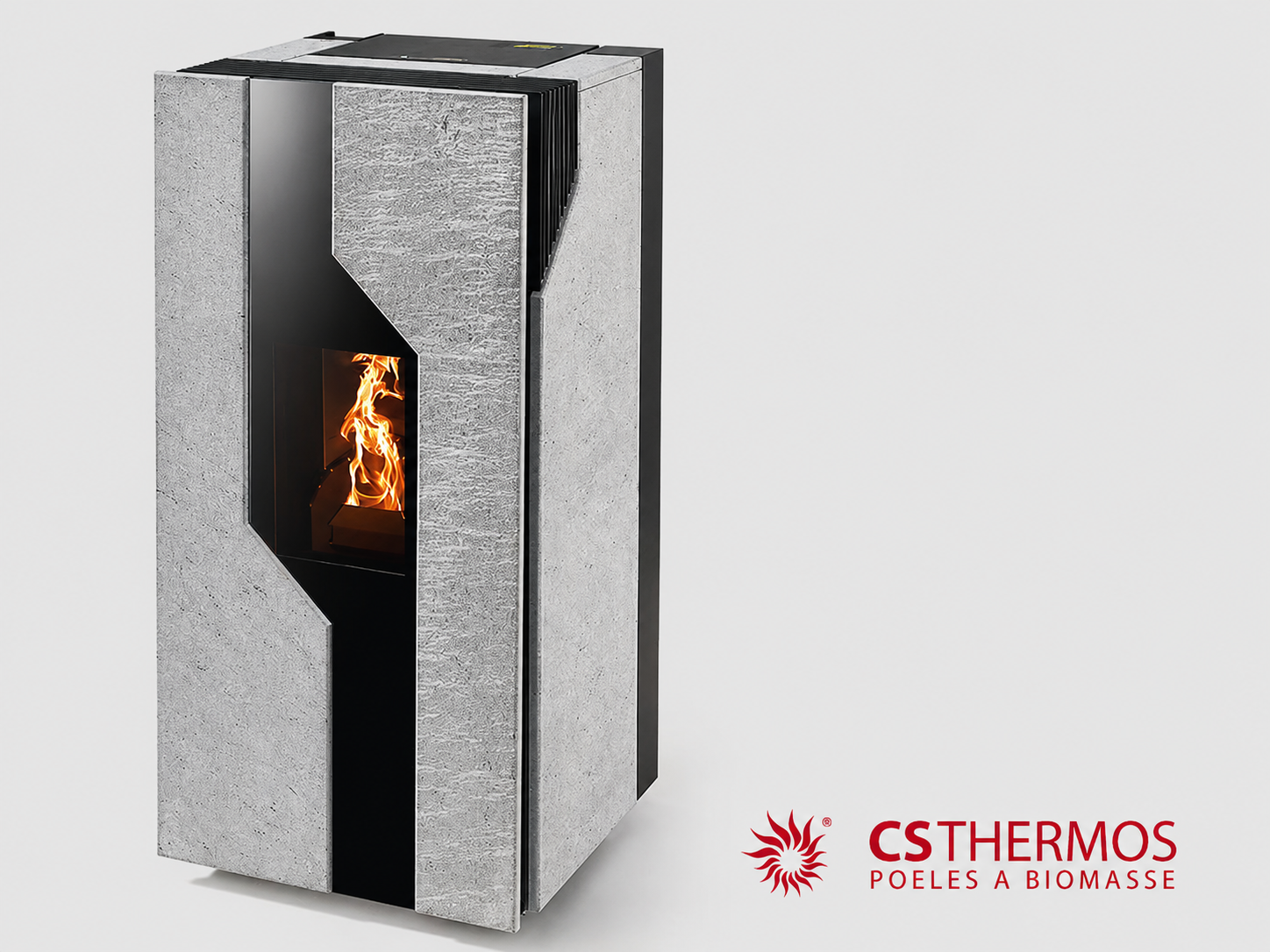 Poêle à bois gris moderne avec flamme visible et logo CSTHERMOS sur fond blanc